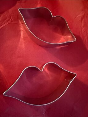 New Ann Clark Stainless Steel Lips cookie cutters set of 2. 4 x 2”
